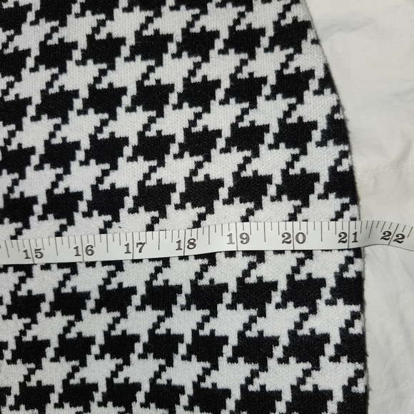 Knit houndstooth hight-waisted pencil skirt in size Large - Picture 9 of 10
